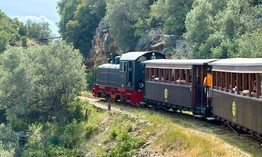 Εκτροχιάστηκε ο «Μουτζούρης» στο Πήλιο – Καλά οι επιβάτες